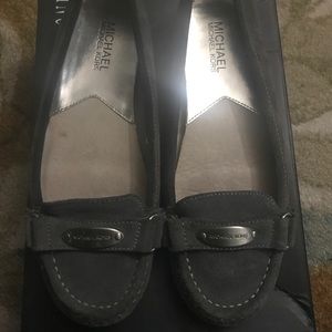 SALE🔥MK flats! Barely wore